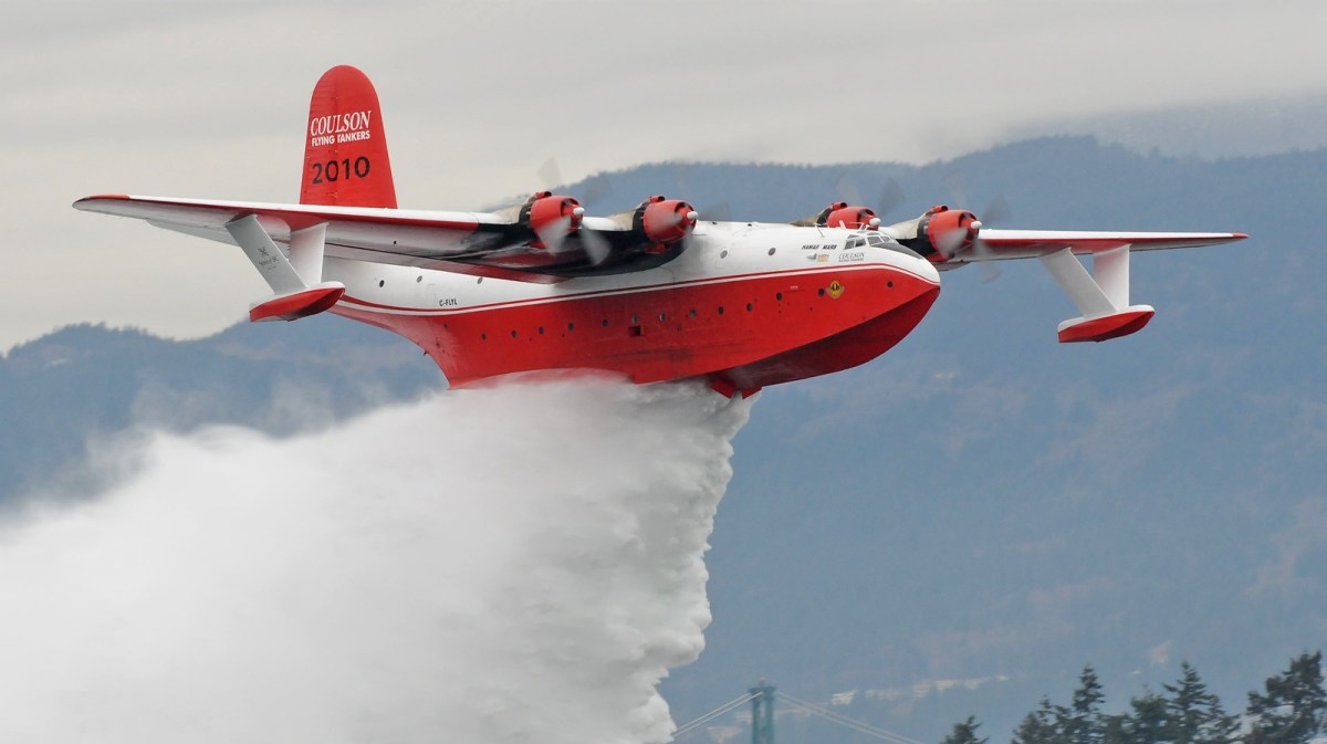 Canadian super scooper plane